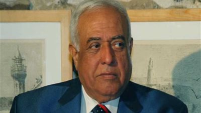 نجوم الفن يشاركون في عزاء 