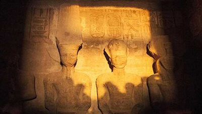 الشمس تتعامد على وجه رمسيس الثاني بمعبد أبو سمبل