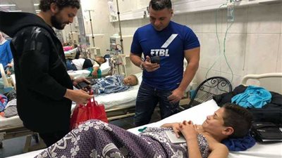 حسام غالي يلبي رغبة طفل مصاب بالفشل الكلوي