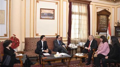 سفير فرنسا يزور 