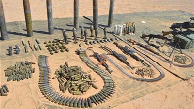 القوات الجزائرية تضبط ترسانة أسلحة قرب الحدود مع مالي (صور)