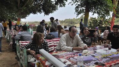 جميلة بوحيرد وداني جلوفز يزوران إحدى جزر أسوان