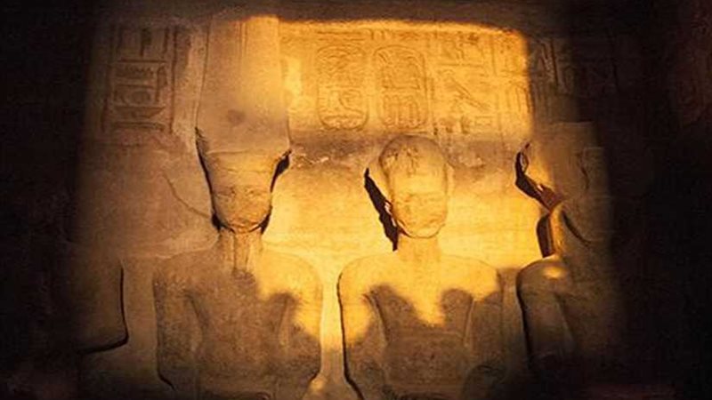 الشمس تتعامد على