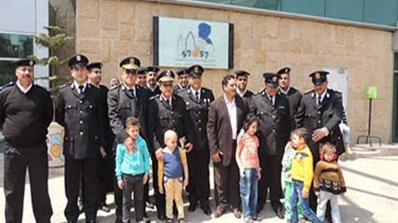 ضباط مرور يزرون مستشفى