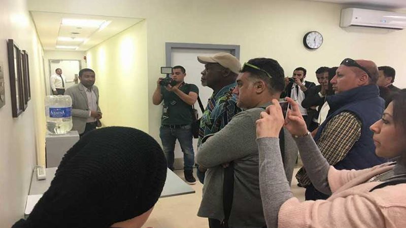 داني جلوفر يزور مستشفى