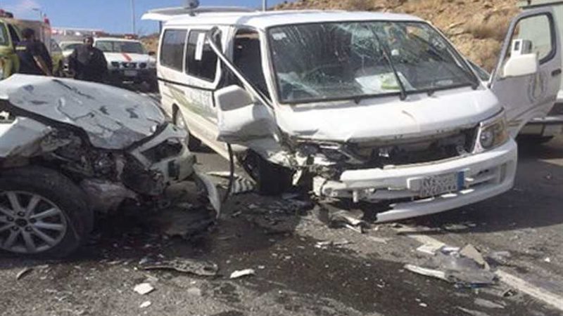 إصابة سائق و13 شخصا