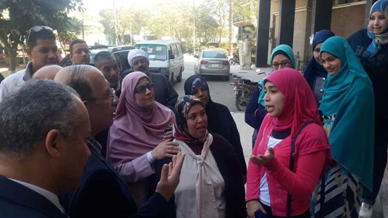 طالبة لرئيس جامعة