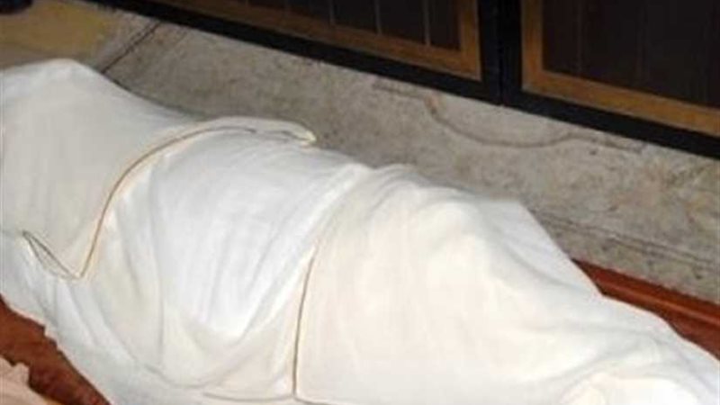 مدمن يتخلص من والدته