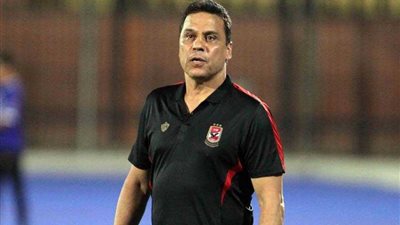 البدري يعقد جلسة سريعة مع السعيد قبل مران الأهلي