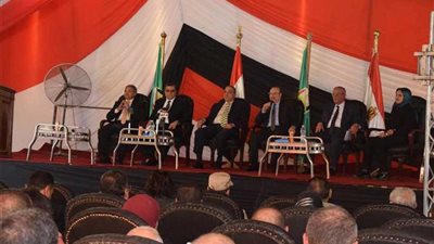 وزراء ومحافظون في 