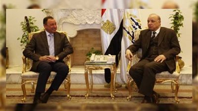 الخطيب يهدي محافظ القاهرة القميص رقم 10