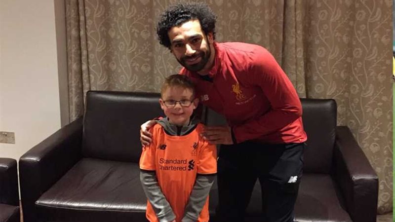 صلاح يحقق أمنية طفل