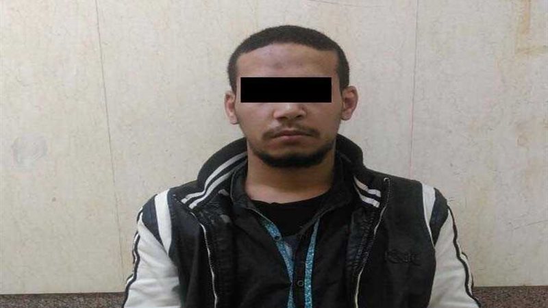 يشعل النار في سيارة