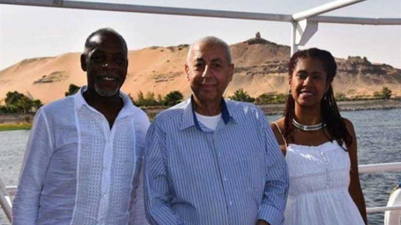 محافظ أسوان يصطحب