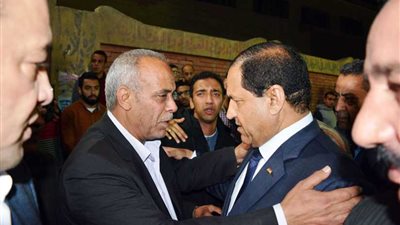 بالصور.. محافظ الغربية يقدم العزاء في الشهيد 