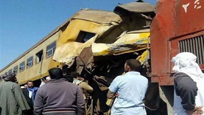 مصرع 10 أشخاص وإصابة 20 آخرين في تصادم قطارين بالبحيرة (صور)