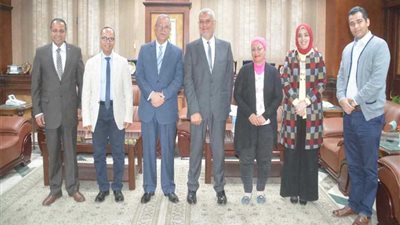 محافظ المنيا يناقش تفعيل منظومة حماية الأطفال