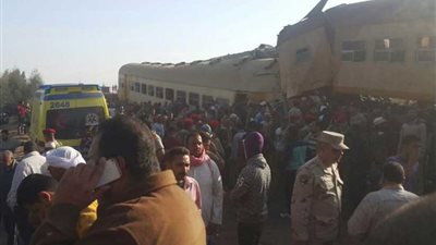 فريق من النيابة العامة يعاين حادث قطاري البحيرة (صور)