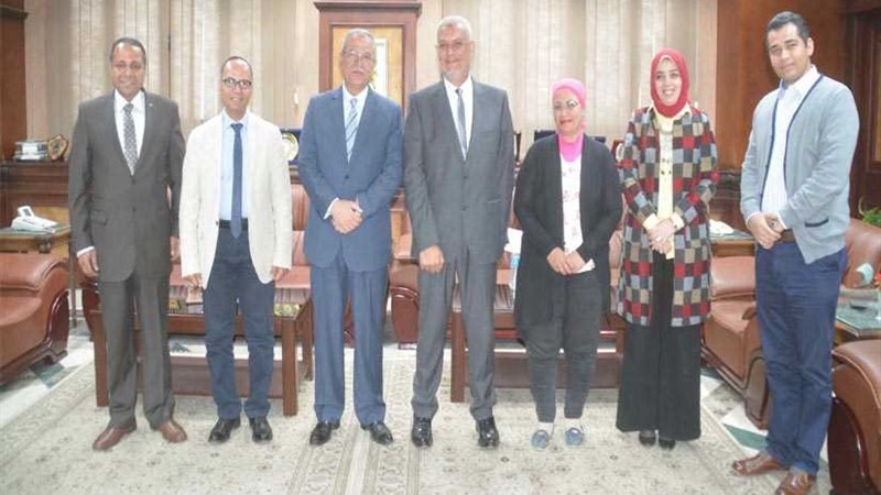 محافظ المنيا يناقش