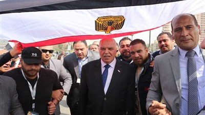 معلمو مصر يطلقون مسيرة حاشدة على كوبري قصر النيل لتأييد السيسي