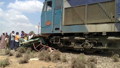 قطار ركاب يدهس سيارة نصف نقل بالمحلة