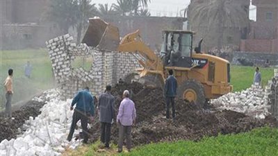 إزالة 13 تعديا على الأراضي الزراعية بمغاغة