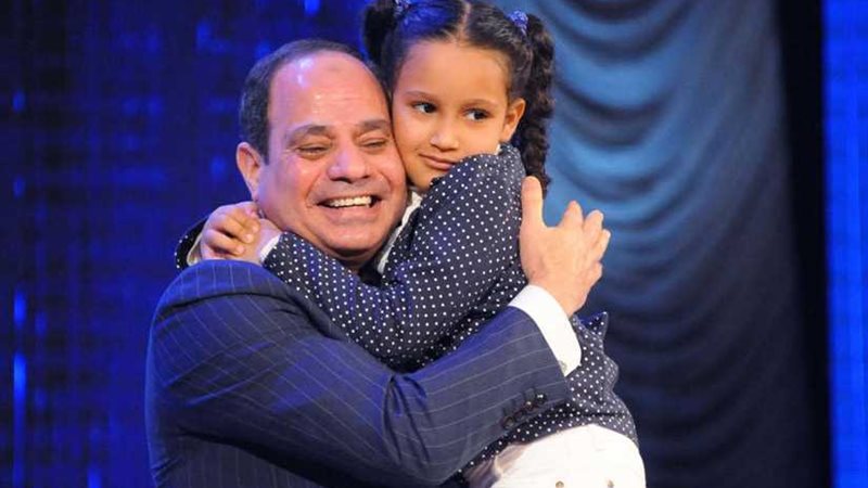 السيسي يحتضن أبناء