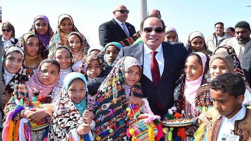 الرئيس يلتقط صوراً