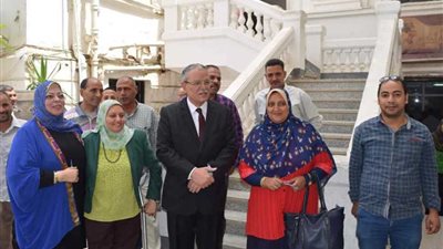 محافظ المنيا يسلم 10 كراسي متحركة لذوي الإعاقة