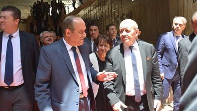 وزير الخارجية الفرنسي يتفقد تنفيذ محطة هليوبوليس لمترو القاهرة