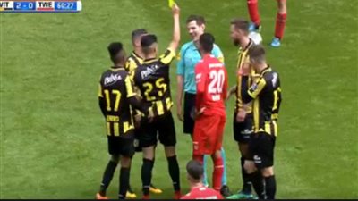 لاعب هولندي يشهر البطاقة الصفراء في وجه الحكم
