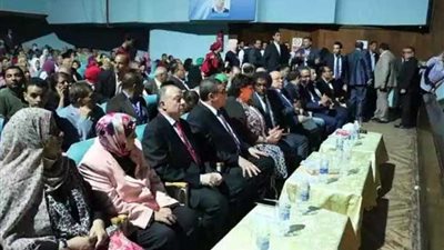 وزير الثقافة تشارك فرحة جمهور الفيوم بعرض 