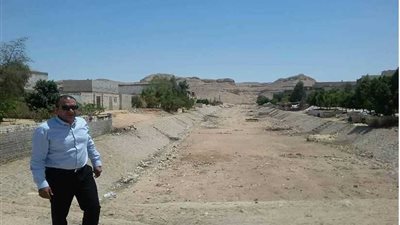 رؤساء الوحدات المحلية بالمنيا يتابعون مخرات السيول