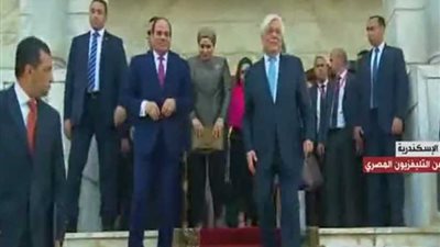 لحظة إطلاق السيسي أسبوع عودة الجذور في الإسكندرية.. فيديو