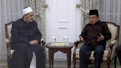 نائب الرئيس الإندونيسي يقيم مأدبة عشاء ترحيبا بالإمام الأكبر