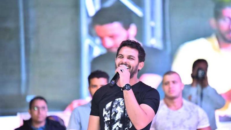 محمد رشاد يشعل حفل