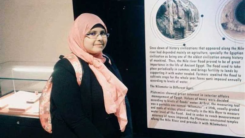 رقية تخطو على الصخور