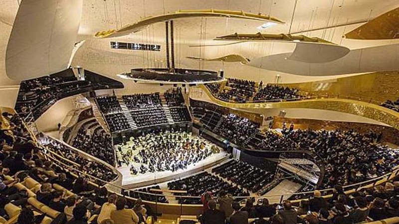 حفل فني لثلاث مطربات