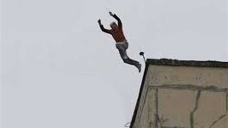 وفاة شاب سقط من الطابق