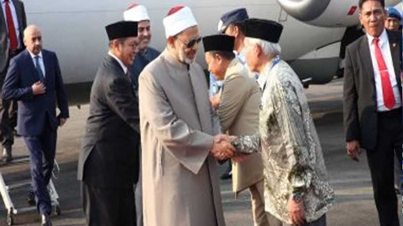 الإمام الأكبر يصل