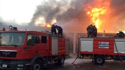 8 سيارات إطفاء للسيطرة على حريق مصنع سكر كوم أمبو بأسوان