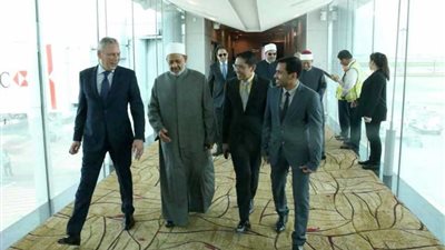 الإمام الأكبر يصل سنغافورة المحطة الثانية لجولته الآسيوية