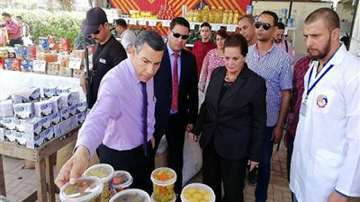 محافظ البحيرة تفتتح منفذين للسلع الغذائية بدمنهور