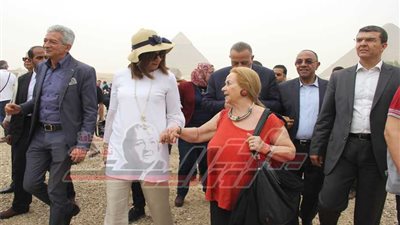 المصريون القبارصة واليونانيين يهتفون تحيا مصر أمام الأهرامات