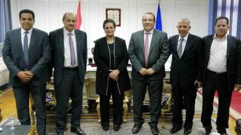 نادية عبده تبحث مع