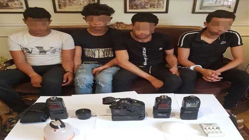 ضبط 4 استدرجوا مصورًا