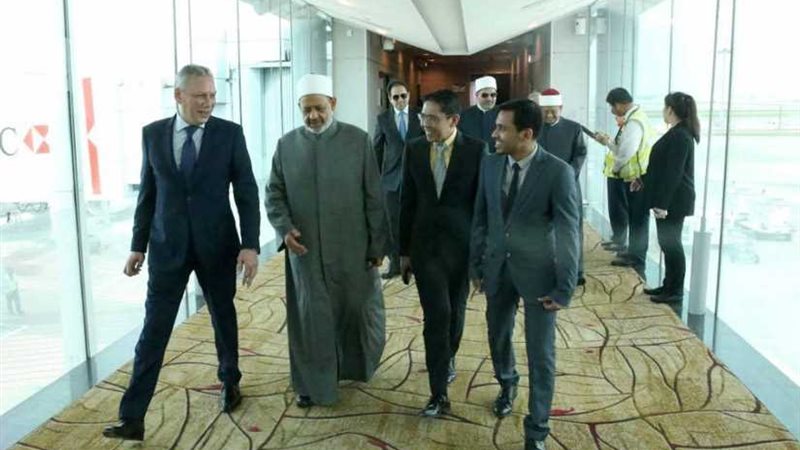 الإمام الأكبر يصل