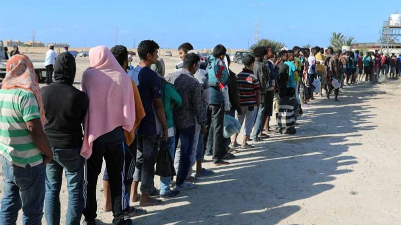 اليونان تحتجز عشرات