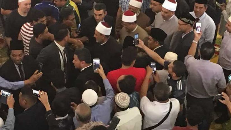 مسلمو سنغافورة يلتفون