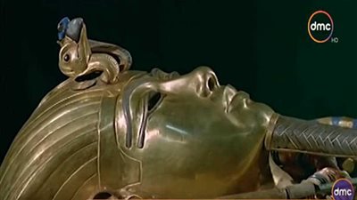 وصول عجلة توت عنخ آمون الحربية للمتحف الكبير (فيديو)